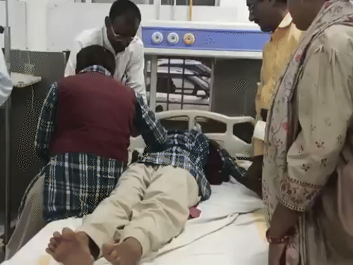 यात्रा के दौरान तबीयत खराब होने पर 12 बच्चों को अस्पताल पहुंचाया गया।