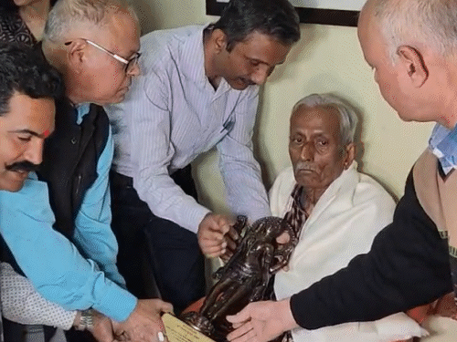 विनोद कुमार शुक्ल को हिंदी के सर्वोच्च सम्मान ज्ञानपीठ पुरस्कार से सम्मानित किया गया।