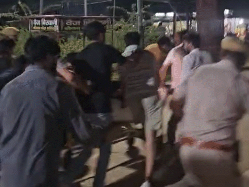 प्रॉपर्टी डीलर को गोली मारने के बाद बदमाश फरार हो गए। घायल को लोग तुरंत हॉस्पिटल लेकर पहुंचे।