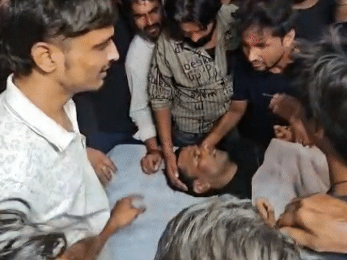आक्रोशित लोगों ने प्रॉपर्टी डीलर का शव आरबीएम अस्पताल से रीको जाने वाली सड़क पर रख दिया और धरने पर बैठ गए।