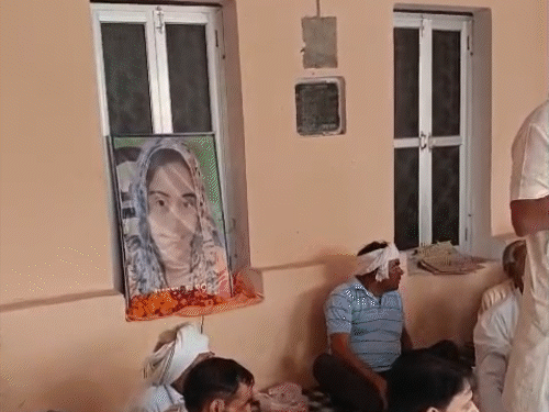 श्रद्धांजलि सभा में मौजूद गांव के लोग और परिजन। कई खाप के मेंबर भी यहां पहुंचे।