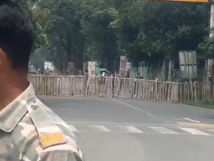 रांची में सीएम हाउस जाने वाले कांके रोड पर बैरिकेडिंग की गई है।