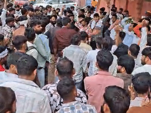 मौके पर काफी लोगों की भीड़ मौजूद है।