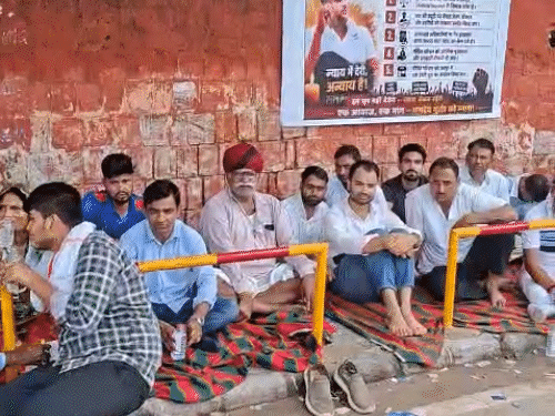 SMS अस्पताल की मॉर्च्युरी के बाहर परिजन दो दिन से धरना देकर बैठे हैं।