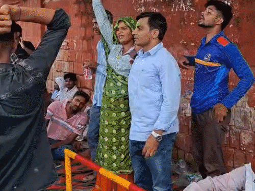 SMS अस्पताल की मॉर्च्युरी के बाहर परिजन-समाज के लोग नारे लगाते हुए।