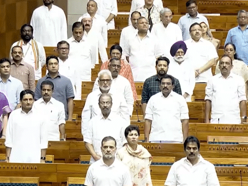 मानसून सत्र के आखिरी दिन लोकसभा में पीएम मोदी, शाह और राहुल गांधी भी मौजूद रहे। - Dainik Bhaskar