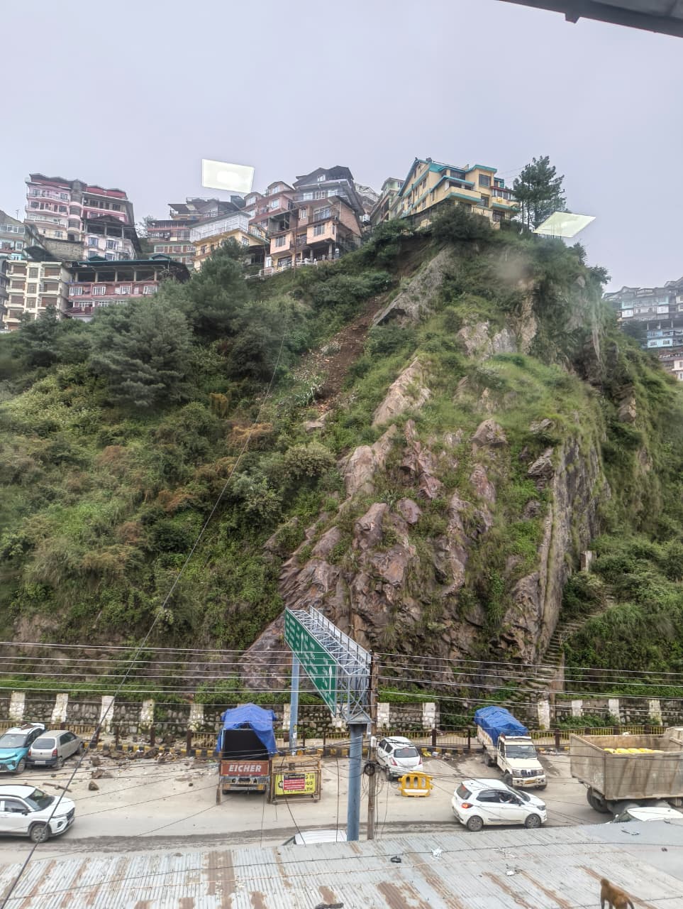 ढली सब्जी मंडी के सामने पहाड़ी से गिरे पत्थर।