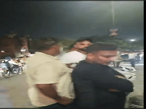 हादसे के बाद मौके पर लोगों की भीड़ जमा हो गई।