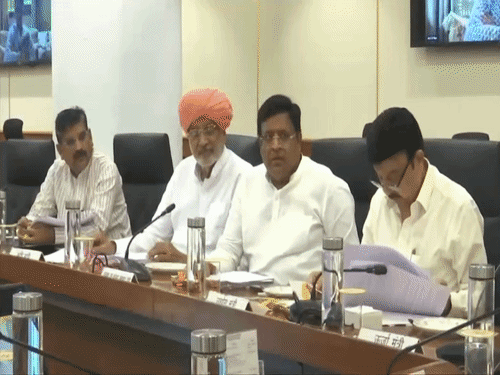 कैबिनेट मीटिंग में पहुंचे मंत्री। स्वास्थ्य मंत्री आरती राव मीटिंग से वर्चुअली जुड़ीं।