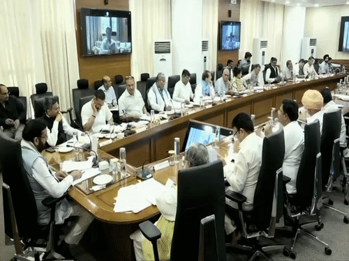 कैबिनेट मीटिंग लेते सीएम नायब सैनी