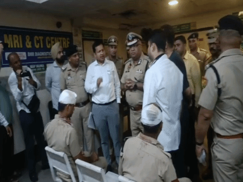 हरियाणा के DGP अजय सिंघल ने रात करीब 10 बजे अंबाला के अस्पताल पहुंचकर घायल पुलिसवालों का हाल पूछा।