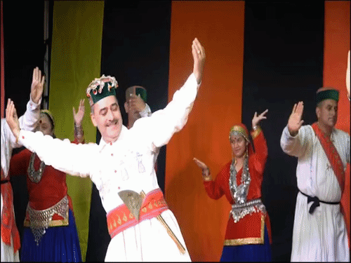 प्रसिद्ध लोक कलाकार डॉ. जोगिंदर हब्बी टीम के साथ मंच पर प्रस्तुति देते हुए।