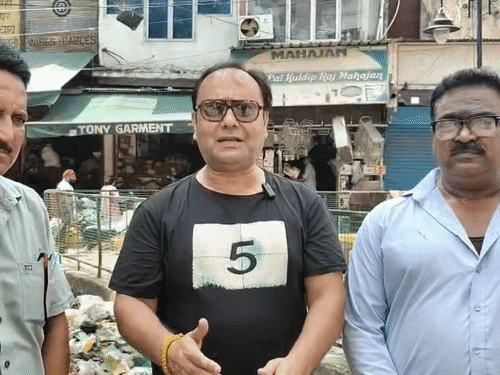 नाराजगी जताते गांधी चौक के दुकानदार।