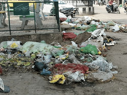 गांधी चौक में लगे कचरे के ढेर।