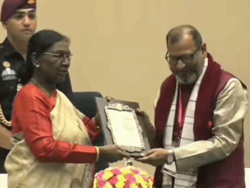 पद्मश्री अनूप रंजन पांडेय को राष्ट्रपति द्रौपदी मुर्मु ने संगीत नाटक अकादमी पुरस्कार से सम्मानित किया। - Dainik Bhaskar