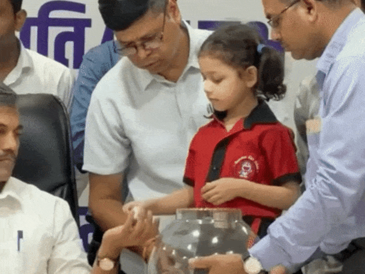 जयपुर में निकाय प्रमुखों के आरक्षण की लॉटरी निकालते मंत्री झाबर सिंह खर्रा और यूडीएच सचिव रवि जैन।