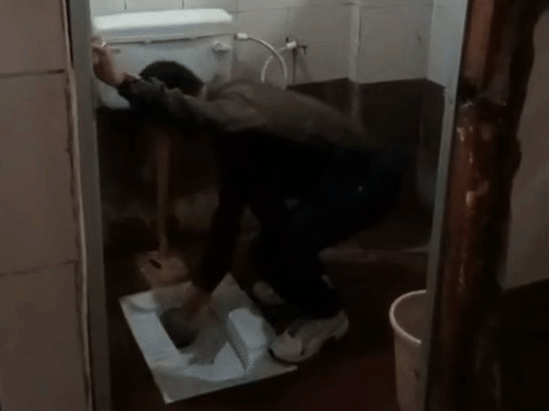 Shashikant Mahant, accused in the paddy scam, was seen cleaning the toilet by hand.