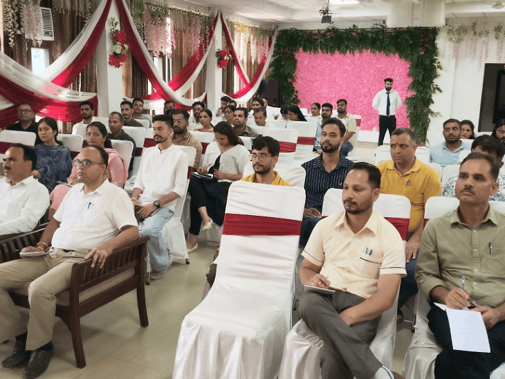 प्रशिक्षण शिविर में मौजूद विभिन्न खंड परियोजना प्रबंधन इकाइयों से प्रतिभागी।