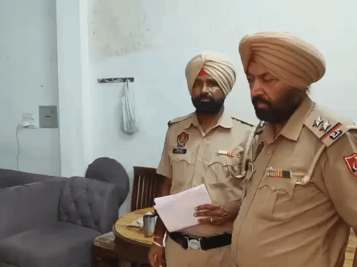 घर के इसी कमरे में आरोपी ने दोनों का कत्ल किया। पुलिस ने यहां से कई सबूत इकट्ठे किए। हत्या में इस्तेमाल चाकू और बैट भी मिले।