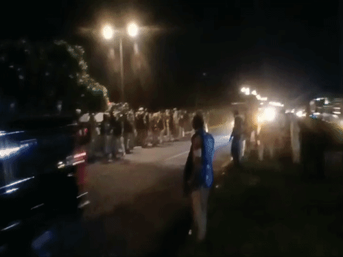 पुलिस ने प्रदर्शनकारियों को हटाकर हाईवे पर फंसे वाहनों को निकलवाया। देर रात तक स्थिति तनावपूर्ण बनी हुई थी।