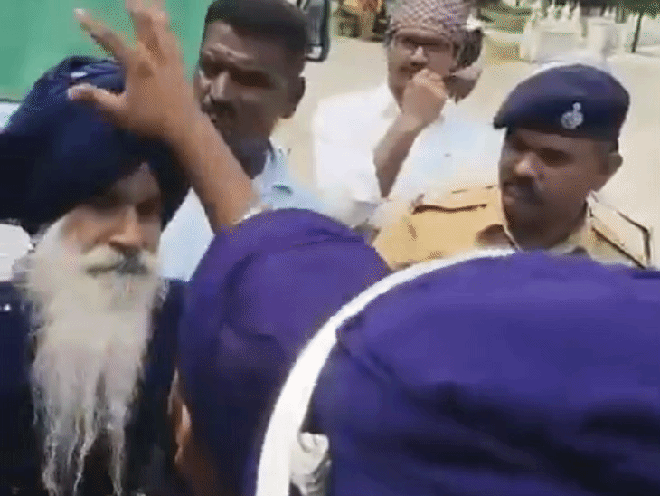 दावा है कि जिस निहंग को दस्तार बांधा जा रहा है उसी ने हमला किया है। मौके पर एक पुलिसवाला भी मौजूद है, जो बाद में इसे पकड़कर ले गया।