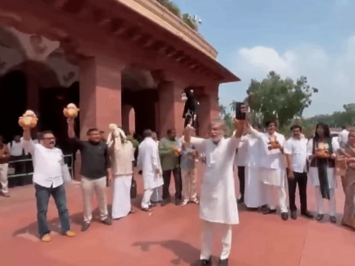 विपक्षी सांसद मंकी टॉय लेकर संसद परिसर में पहुंचे और नारे लगाए।