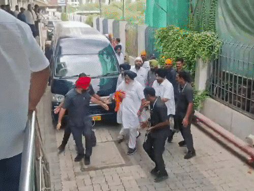हमल के बाद सुखबीर सिंह बादल को अस्पताल ले जाया गया।