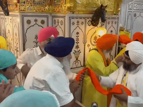 सुखबीर सिंह बादल ने अपने परिवार के साथ तख्त श्री हजूर साहिब में मत्था टेका।