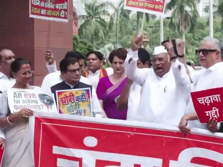 मल्लिकार्जुन खड़गे के नेतृत्व में विपक्षी सांसदों ने प्रदर्शन किया। प्रियंका गांधी और सुप्रिया सुले समेत अन्य सांसद मौजूद थे।