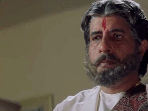 फिल्म ‘सूर्यवंशम’ का पैर छूने वाला सीन।