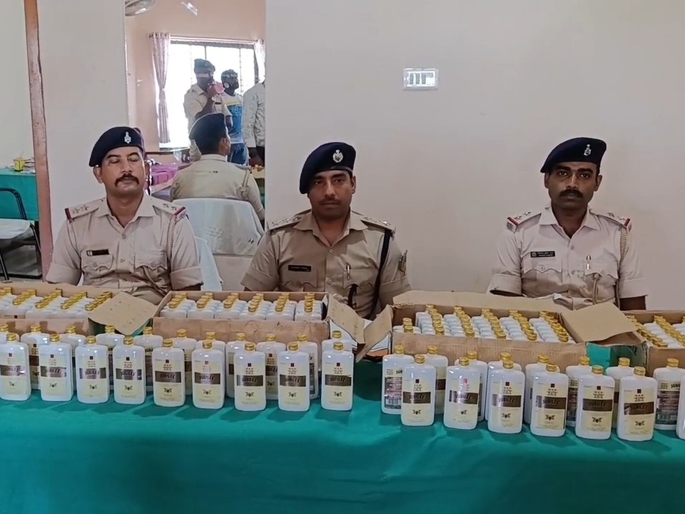 335 पेटियों में मिलीं 16,080 बोतलें, बकरी शेड में रखी थी शराब; तस्कर फरार|धनबाद,Dhanbad - Dainik Bhaskar