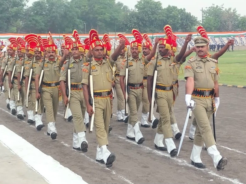 मार्च पास्ट में शामिल पंजाब पुलिस की टुकड़ी।