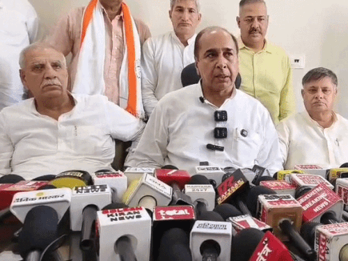 मीडिया से बातचीत करते कांग्रेस OBC सेल के प्रदेशाध्यक्ष और आदमपुर के विधायक चंद्र प्रकाश।