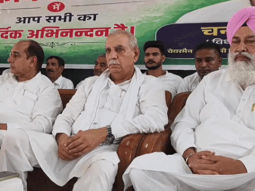 कार्यकर्ता सम्मेलन में हिस्सा लेते कांग्रेस नेता।