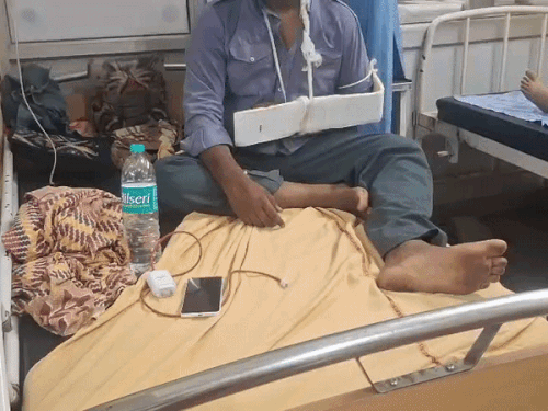 रोडरेज में बाइक सवार युवकों का शिकार बने रवि अभी भी अस्पताल में भर्ती हैं। - Dainik Bhaskar