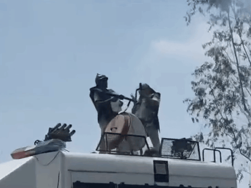 सिख संगत के विरोध प्रदर्शन के बाद पुलिस ने आंसू गैस के गोले छोड़े, जिससे भगदड़ मच गई। - Dainik Bhaskar