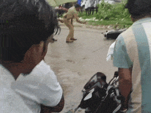 जयपुर के करणी विहार में बुधवार शाम को हत्या के बाद की तस्वीर। सड़क पर पड़ा शव और सबूत जुटाते पुलिसकर्मी।