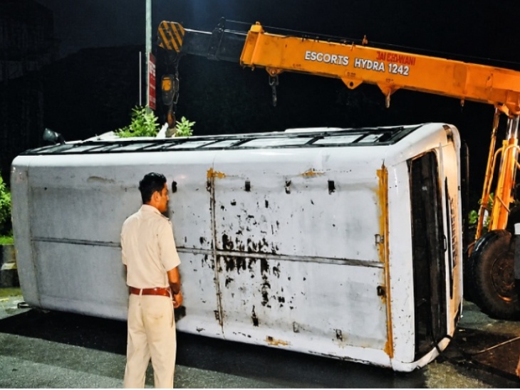 जयपुर में बुधवार रात बारिश के पानी से भरे गड्ढे में बस अनियंत्रित होकर पलट गई। हादसे में 10 से ज्यादा लोग घायल हो गए।