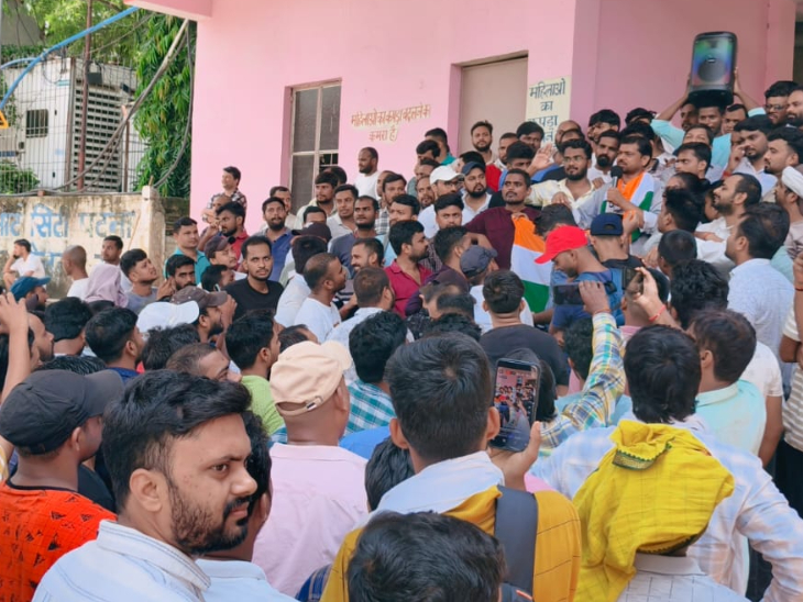 बैठक में छात्रों ने शिक्षा मंत्री के इस्तीफे की मांग भी उठाई।