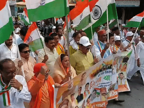 दोपहर 12 बजे से डेढ़ किलोमीटर की तिरंगा यात्रा शुरू हुई थी।