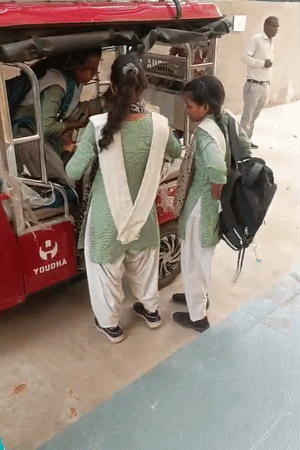 ई-रिक्शा और दूसरे साधनों से बीमार छात्राओं को ट्रामा सेंटर लाया गया।
