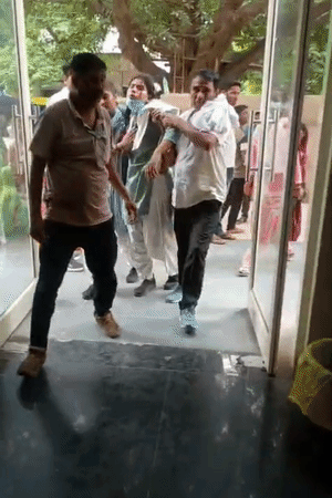 साथी छात्राएं और स्टाफ उन्हें सहारा देकर अस्पताल पहुंचे।