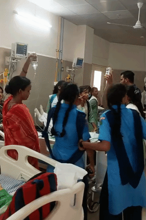 एक-एक बेड पर दो-दो छात्राएं एडमिट की गईं।