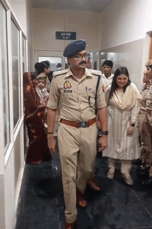 एसपी अभिजीत आर शंकर और अन्य अधिकारी छात्राओं का हाल जानने पहुंचे।