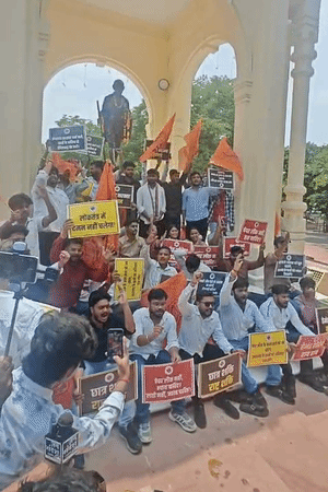 पुतला जलाने से पहले हाथों में पोस्टर लेकर छात्रों ने जीपीओ स्थित गांधी प्रतिमा के पास नारेबाजी की।