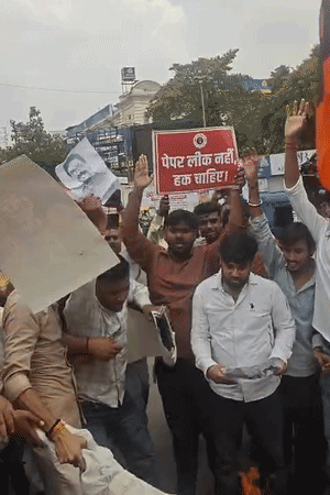 पुतले के साथ झारखंड के सीएम की तस्वीरें भी जलाई गईं।