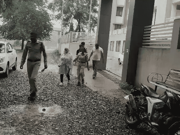 पुलिस ने करुणा शाही नाम की महिला को भी गिरफ्तार किया है।