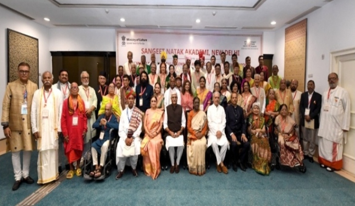 नई दिल्ली में हुए समारोह में राष्ट्रपति ने देश के अलग-अलग राज्यों से आए कलाकारों को पुरस्कार देकर सम्मानित किया।