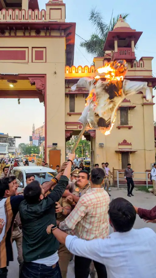 झारखंड में JPSC-JSSC परीक्षाओं में हुई अनियमितताओं और आंदोलनकारी छात्रों पर हुए लाठीचार्ज के खिलाफ सीएम हेमंत सोरेन का पुतला फूंका। काशी हिंदू विश्वविद्यालय के अखिल भारतीय विद्यार्थी परिषद के कार्यकर्ता लंका गेट जुटे और प्रदर्शन किया। इस दौरान झारखंड सरकार के खिलाफ नारेबाजी की।