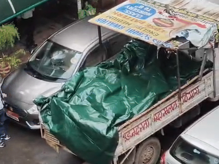 ग्वालियर हाईकोर्ट में दस्तावेजों की फाइलों से भरी नगर निगम उड़नदस्ता की मिनी वैन।